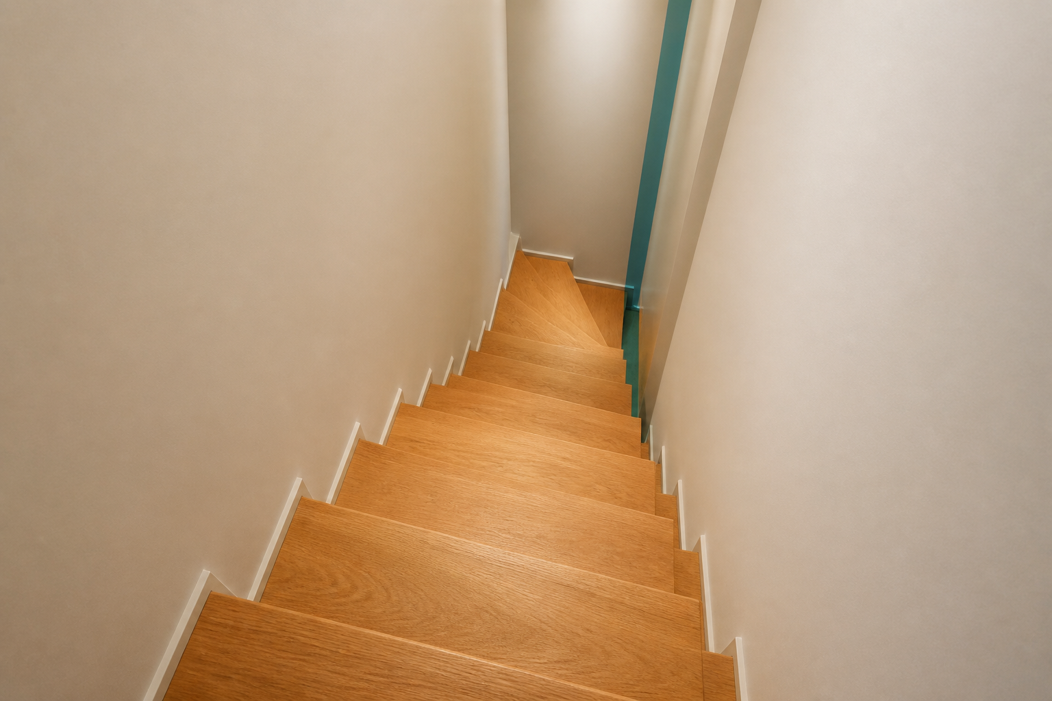 Illustrative Darstellung zum Ratgeberthema Treppenlift für schmale Treppen: Platz realistisch prüfen